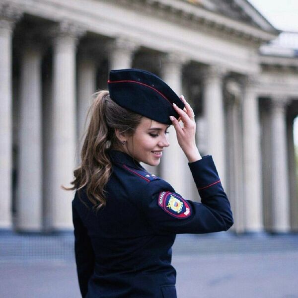 俄罗斯女警察最早出现于1917年十月革命之后。到1945年，女警察人数已超过2万人。现在俄罗斯警察中约有20万名女性，占总人数的24%。 - 俄罗斯卫星通讯社