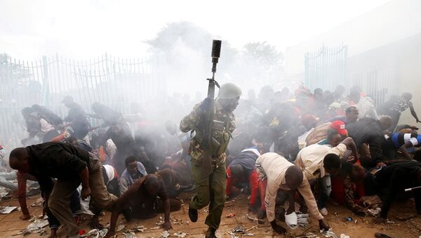 肯尼亞警方用催淚瓦斯阻擋希望參加總統就職典禮的民眾 - 俄羅斯衛星通訊社