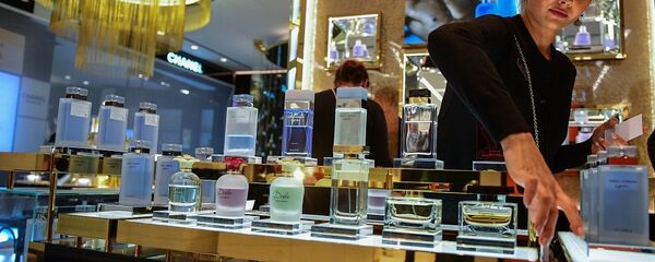 Консультант за прилавком DOLCE&GABBANA в ЦУМе в Москве. - 俄罗斯卫星通讯社