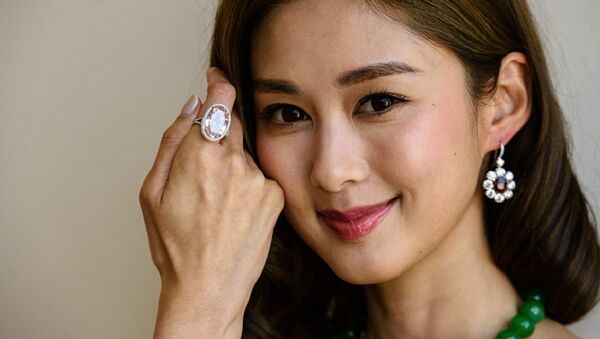 一枚稀有粉色钻石在香港以3200万美元的价格成功拍卖 - 俄罗斯卫星通讯社