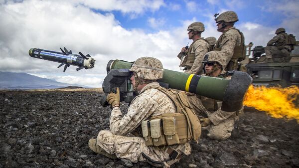 Американские солдаты ведут огонь из переносного противотанкового ракетного комплекса Javelin - 俄罗斯卫星通讯社