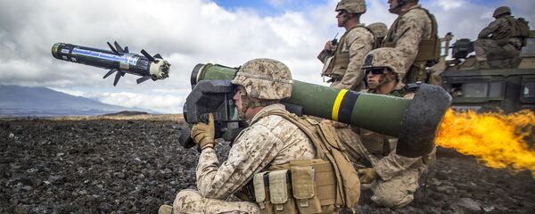 Американские солдаты ведут огонь из переносного противотанкового ракетного комплекса Javelin - 俄罗斯卫星通讯社