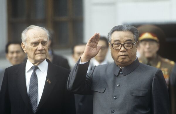 金日成分别在1984年和1988年对苏联进行历史性访问期间,陪伴他的是大量的警卫小组,在逗留苏联期间,他不喜欢留宿城里,而是留宿在专列中。哪怕是去斯维尔德洛夫斯克剧院,他也必须带着个人圈椅才肯前往。 金日成分别在1984年和1988年对苏联进行历史性访问期间,陪伴他的是大量的警卫小组,在逗留苏联期间,他不喜欢留宿城里,而是留宿在专列中。哪怕是去斯维尔德洛夫斯克剧院,他也必须带着个人圈椅才肯前往。 - 俄罗斯卫星通讯社