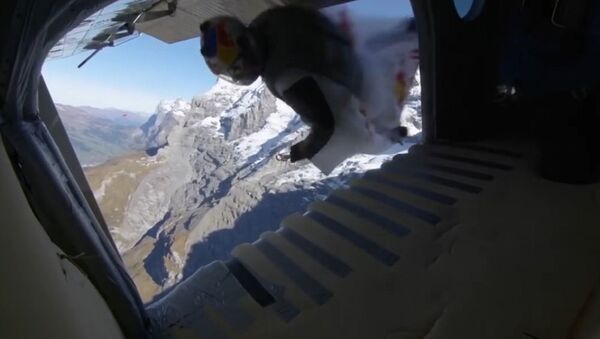 极限运动员从山顶跳下，滑翔飞入在高空行进中的飞机（视频） - 俄罗斯卫星通讯社