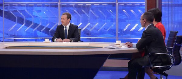 Председатель правительства РФ Дмитрий Медведев во время интервью журналистам пяти российских телеканалов по итогам работы правительства РФ в текущем году - 俄罗斯卫星通讯社