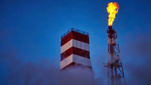 Буровая вышка и газовый факел морской нефтеперерабатывающей платформы Приразломная - 俄罗斯卫星通讯社