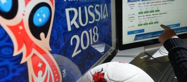 Молодой человек выбирает билеты на матч ЧМ-2018 на официальном сайте ФИФА - 俄罗斯卫星通讯社