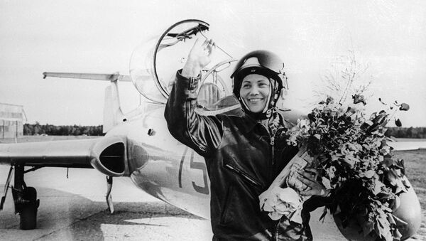 传奇试飞员马丽娜·波波维奇去世 - 俄罗斯卫星通讯社