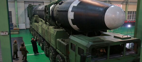 Лидер КНДР Ким Чен Ын осматривает иежконтинентальную баллистическую ракеты Hwasong-15  - 俄罗斯卫星通讯社