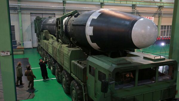 Лидер КНДР Ким Чен Ын осматривает иежконтинентальную баллистическую ракеты Hwasong-15  - 俄羅斯衛星通訊社