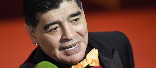 Ассистент жеребьевки аргентинский футболист Диего Марадона перед началом жеребьевки чемпионата мира по футболу 2018 - 俄羅斯衛星通訊社