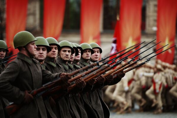 軍人們正在莫斯科紅場進行紀念1941年閱兵禮76週年的閱兵彩排 - 俄羅斯衛星通訊社