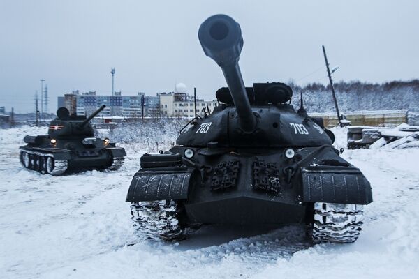 偉大衛國戰爭時期的裝甲排為北方艦隊所製造的T-34中型坦克及IS-3重型戰車在摩爾曼斯克的武器試驗場進行示範行動 - 俄羅斯衛星通訊社