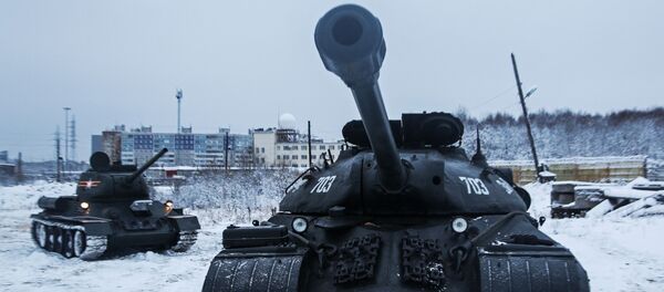 Средний танк Т-34 и тяжелый танк ИС-3 созданного на Северном флоте исторического взвода бронетехники времен Великой Отечественной войны во время показательного выезда на полигон в Мурманске Средний танк Т-34 и тяжелый танк ИС-3 созданного на Северном флоте исторического взвода бронетехники времен Великой Отечественной войны во время показательного выезда на полигон в Мурманске - 俄罗斯卫星通讯社