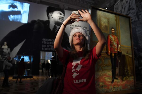 来自巴西的女游客 – 约安娜﹒纳维佳在参观圣彼得堡埃尔米塔什博物馆举行的名为“1917年的冬宫与埃尔米塔什：历史在这里筑就”的展览 - 俄罗斯卫星通讯社