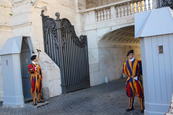 羅馬教皇不顧西方壓力,在對華政策方面延續自己的與中國天主教徒建立和諧關係的傳統路線。 羅馬教皇不顧西方壓力,在對華政策方面延續自己的與中國天主教徒建立和諧關係的傳統路線。 - 俄羅斯衛星通訊社