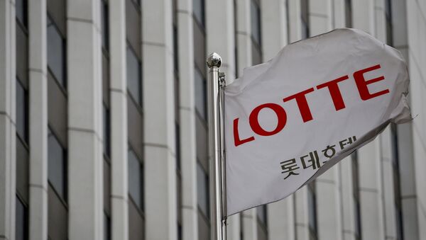 A flag bearing the logo of Lotte Hotel flutters at a Lotte Hotel - 俄罗斯卫星通讯社