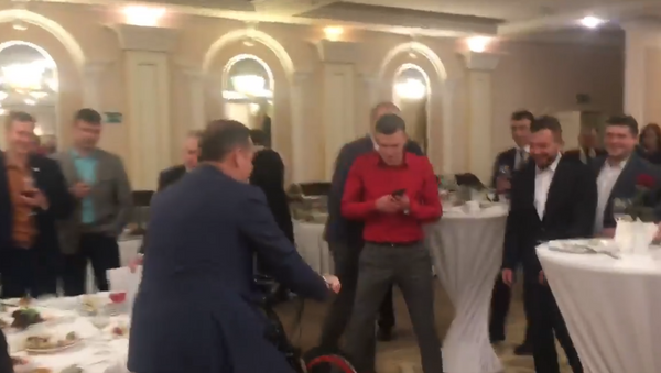 乌克兰议员骑着自行车沿餐厅闲逛 - 俄罗斯卫星通讯社