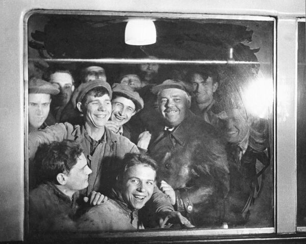Строители московского метро стали первыми его пассажирами, 1935 год - 俄羅斯衛星通訊社