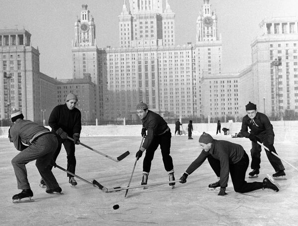 Студенты МГУ во время игры в хоккей, 1959 год - 俄罗斯卫星通讯社