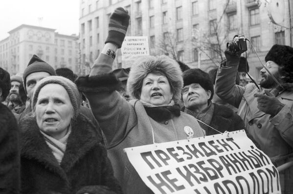 Митинг демократических сил на Советской площади в Москве, 1990 год - 俄羅斯衛星通訊社