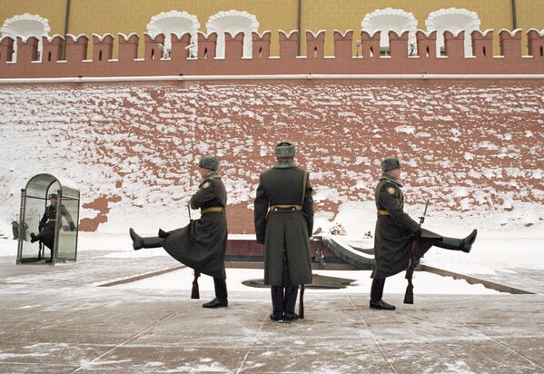 Смена Почетного караула у Могилы Неизвестного солдата у Кремлевской стены,2002 год - 俄罗斯卫星通讯社