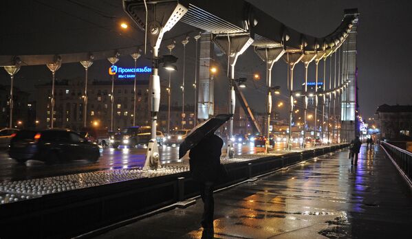 Прохожий идет в дождливую погоду по Крымскому мосту, 2011 год - 俄罗斯卫星通讯社