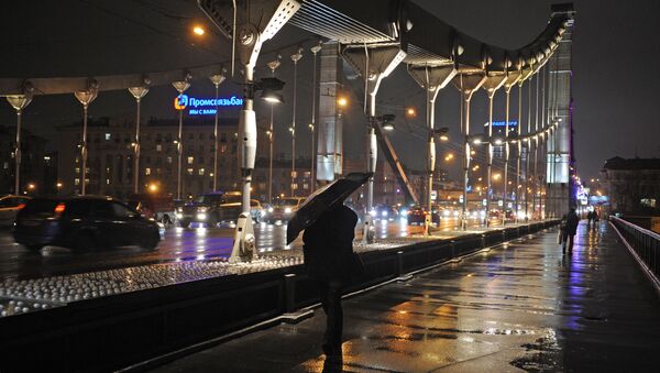 Прохожий идет в дождливую погоду по Крымскому мосту, 2011 год  - 俄羅斯衛星通訊社