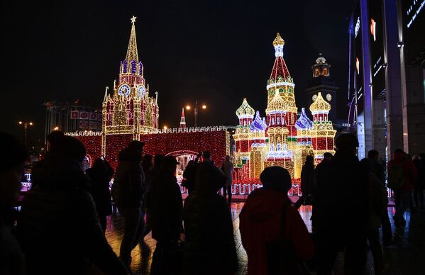 Новогодние декорации в виде Кремля у торгового центра Европейский в Москве - 俄羅斯衛星通訊社