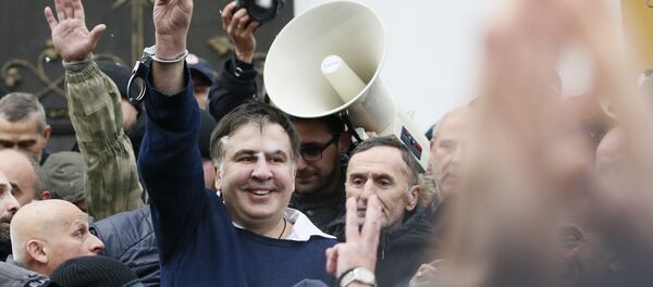 薩卡什維利的支持者使用武力把他從軍警的麵包車中解救出來 薩卡什維利的支持者使用武力把他從軍警的麵包車中解救出來 - 俄羅斯衛星通訊社