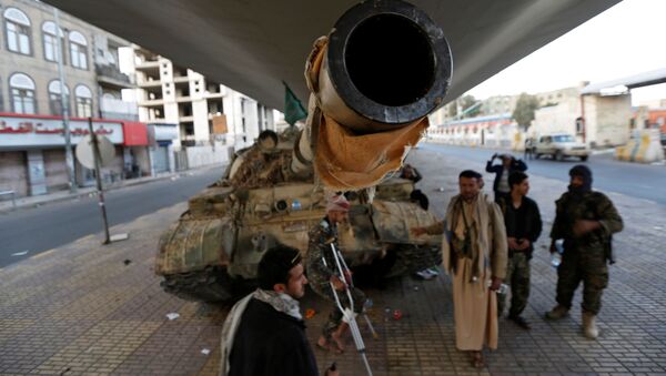 Повстанцы-хуситы у танка в столице Йемена Сане - 俄羅斯衛星通訊社