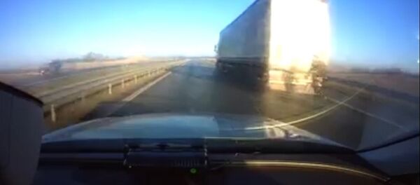 在立陶宛一名自行车手以90公里/小时的速度在公路上行驶 在立陶宛一名自行车手以90公里/小时的速度在公路上行驶 - 俄罗斯卫星通讯社