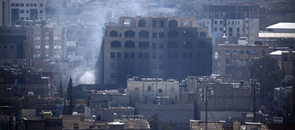Дым за зданием вследствие столкновений между хуситами и сторонниками бывшего президента Йемена Али Абдаллы Салеха - 俄罗斯卫星通讯社