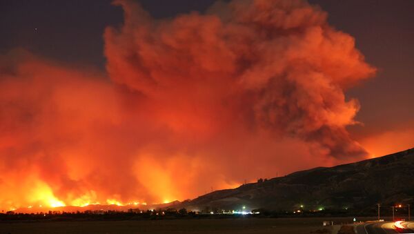 Дым от лесных пожаров поднимается в ночное небо, Калифорния, США - 俄罗斯卫星通讯社
