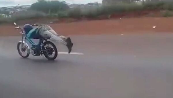 巴西一名摩托車手以 超人姿勢駕車被捕（視頻） - 俄羅斯衛星通訊社