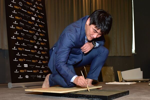 我和每個人一樣,對中國足球前景抱著樂觀、積極的態度。同時,無論從中國現在的經濟發展,還是從民眾和國家領導人對足球運動的熱情和關心來看,都有理由認為中國足球會變得更強大,更有市場效益,未來可期。 我和每個人一樣,對中國足球前景抱著樂觀、積極的態度。同時,無論從中國現在的經濟發展,還是從民眾和國家領導人對足球運動的熱情和關心來看,都有理由認為中國足球會變得更強大,更有市場效益,未來可期。 - 俄羅斯衛星通訊社