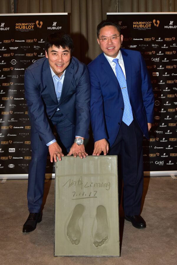 李明的處女秀始於1989年。他的整個足球生涯都在一個俱樂部中進行--大連萬達,是球隊主力中場隊員。 李明的處女秀始於1989年。他的整個足球生涯都在一個俱樂部中進行--大連萬達,是球隊主力中場隊員。 - 俄羅斯衛星通訊社