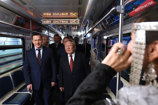 俄羅斯副總理兼遠東聯邦區總統特使尤里·特魯特涅夫（左）和薩哈（雅庫特）共和國領導人葉戈爾·鮑里索夫。 - 俄羅斯衛星通訊社