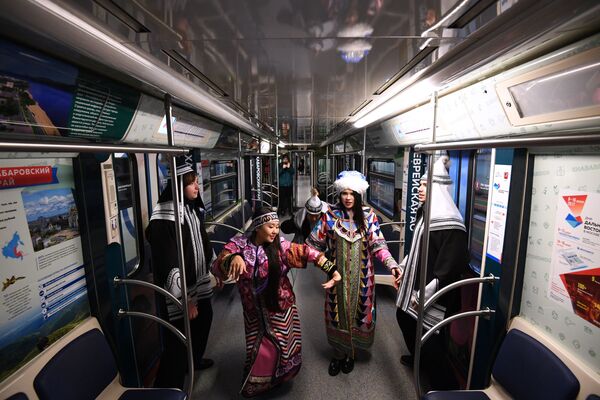 “遠東特快”主題地鐵列車上身著雅庫特民族服裝的乘客。 - 俄羅斯衛星通訊社