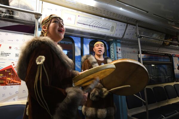 “远东特快”主题地铁列车上身着雅库特民族服装的乘客。 - 俄罗斯卫星通讯社