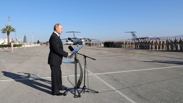 Президент РФ Владимир Путин во время посещения авиабазы Хмеймим в Сирии - 俄羅斯衛星通訊社