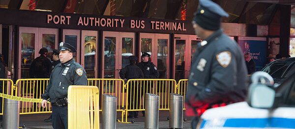 Полицейские возле Port Authority bus terminal в Нью-Йорке на месте предполагаемого теракта, 11 декабря 2017 - 俄罗斯卫星通讯社