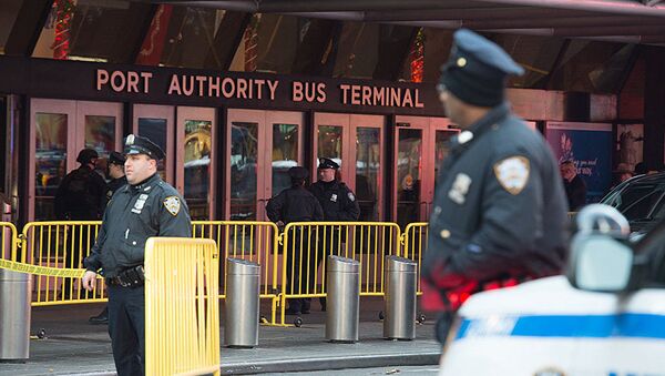 Полицейские возле Port Authority bus terminal в Нью-Йорке на месте предполагаемого теракта, 11 декабря 2017 - 俄羅斯衛星通訊社
