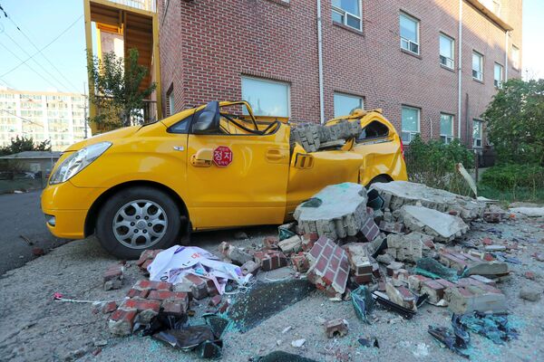 韓國地震過後一輛損毀的汽車 - 俄羅斯衛星通訊社