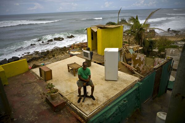 颶風“瑪麗亞”肆虐波多黎各，一名男子坐在自家支離破碎的房屋中 - 俄羅斯衛星通訊社