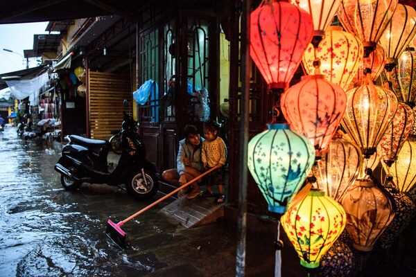 颱風“達維”過境後的越南會安市街道 - 俄羅斯衛星通訊社