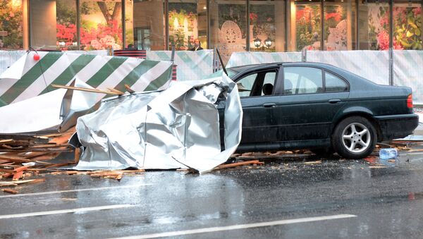 Сорванный ураганом рекламный щит на припаркованном автомобиле в Москве - 俄羅斯衛星通訊社