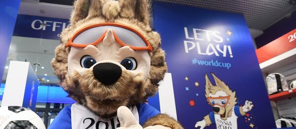 Официальный талисман чемпионата мира по футболу 2018 волк Забивака на открытии официального магазина атрибутики ЧМ-2018 по футболу в Центральном детском магазине (ЦДМ) на Лубянке в Москве - 俄罗斯卫星通讯社