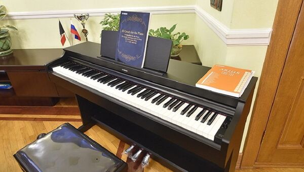 普京送给俄乌德穆尔特女中学生一架电子钢琴 - 俄罗斯卫星通讯社