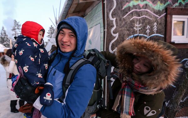 中国旅客在萨米民族村 - 俄罗斯卫星通讯社